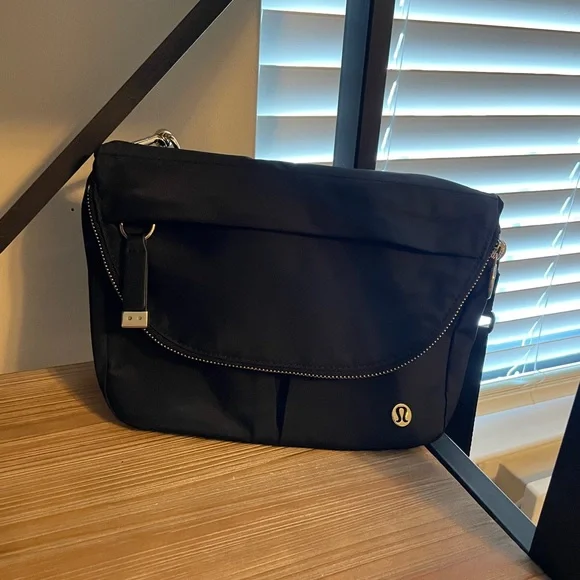 DKNY crossbody purse - Picture 3 of 6